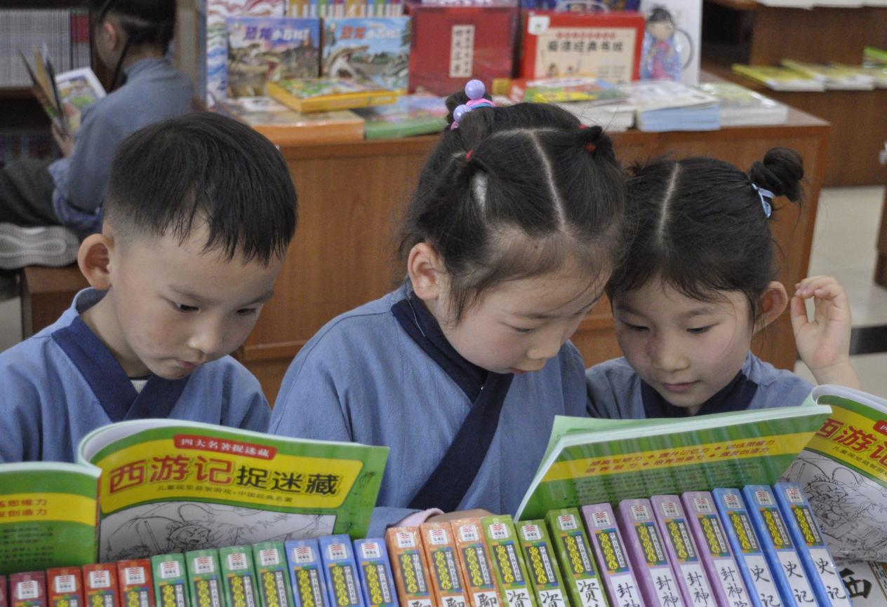 小朋友在自由閱讀書籍。張子國攝